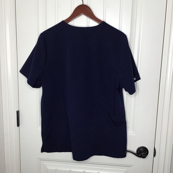 Figs Catarina One Pocket Scrub Top in Navy Size XLarge. - Picture 3 of 6